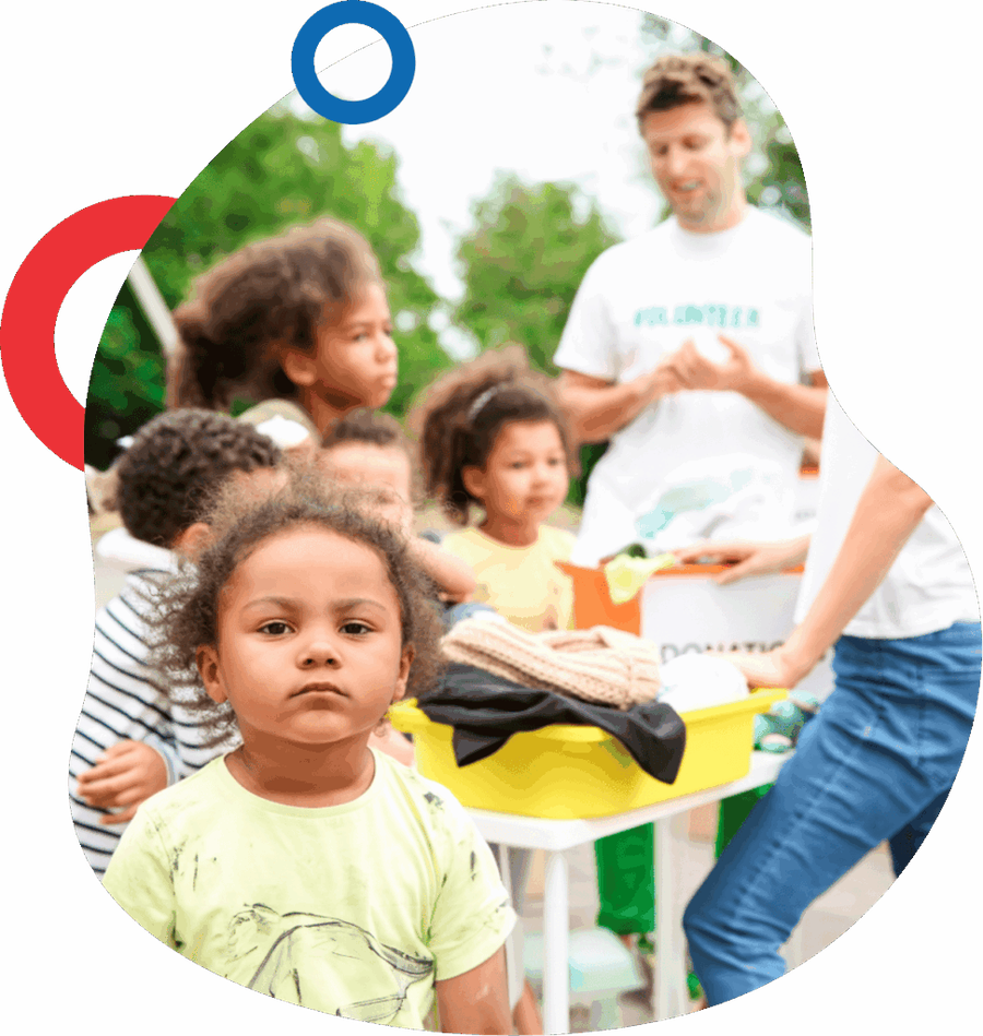 Famílias e crianças participando de ação comunitária de doações