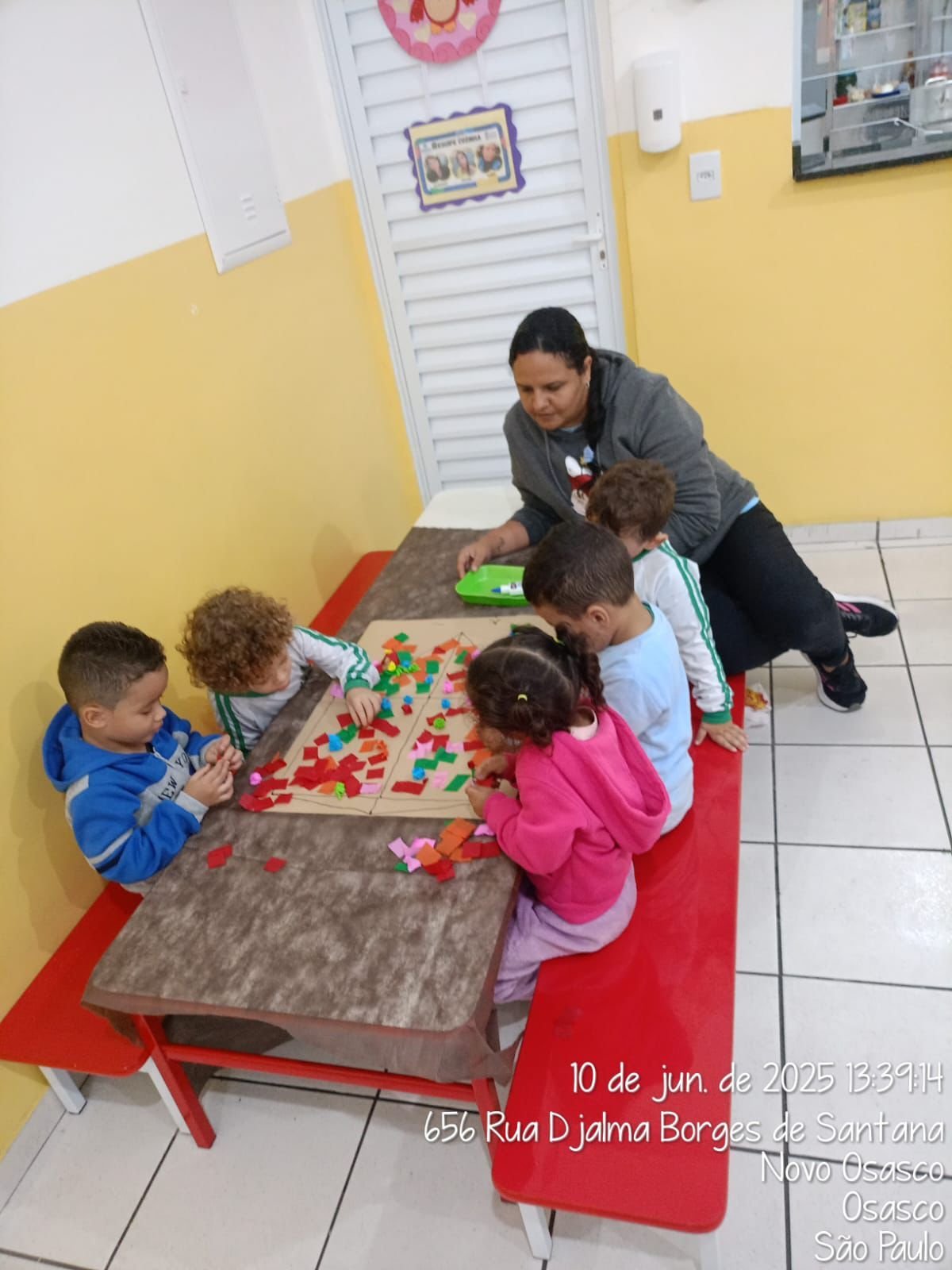 Crianças fazendo colagem com papéis coloridos