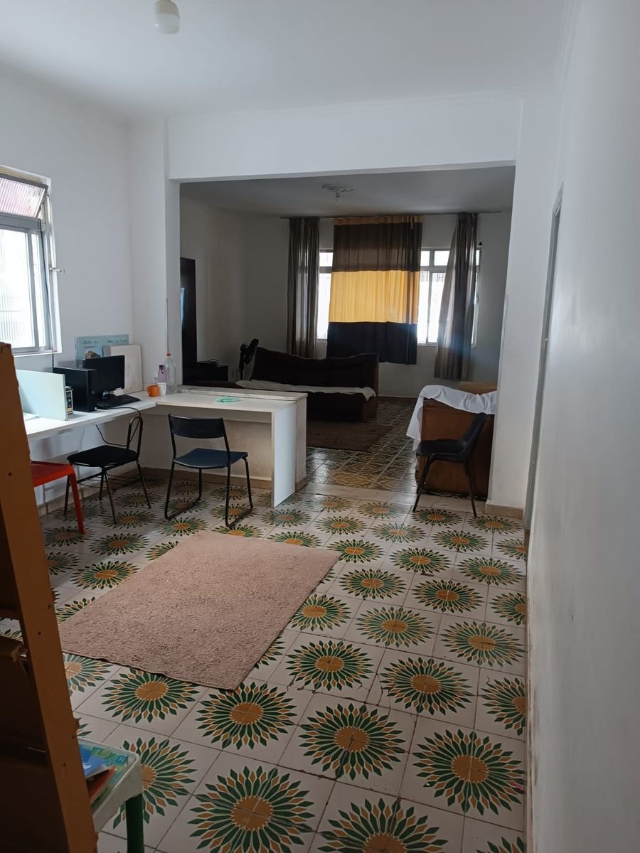 Sala de convivência e atendimento com mesas e área de estar