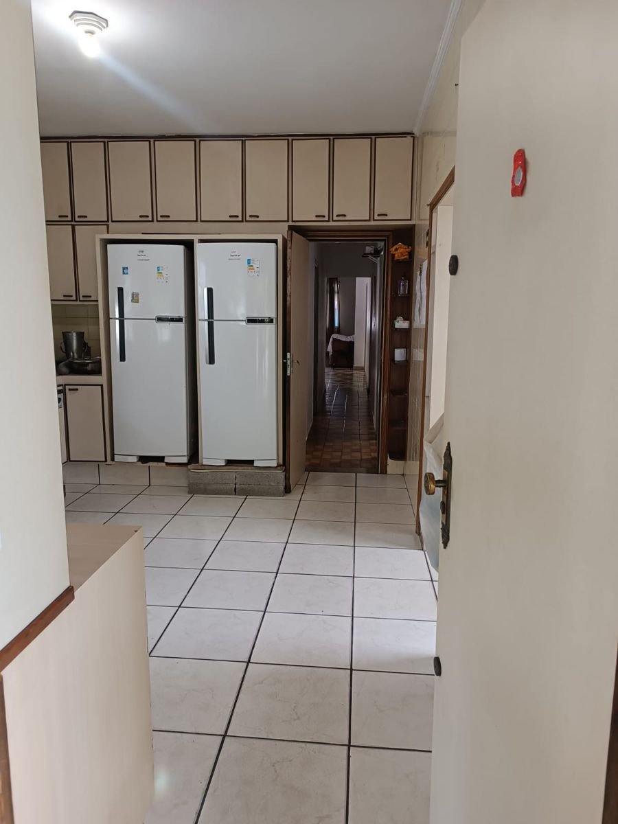 Cozinha da unidade com armários e geladeiras