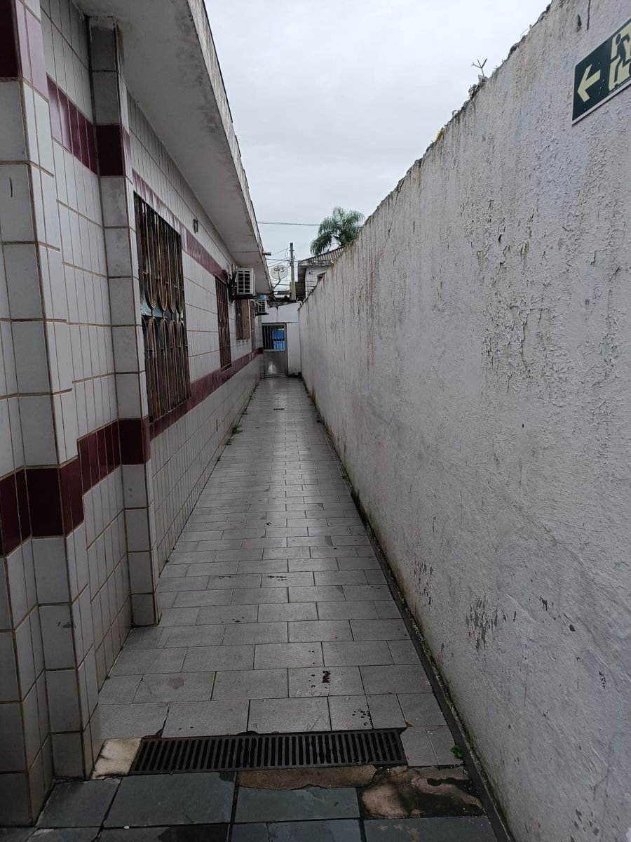 Corredor externo lateral da unidade com sinalização de saída
